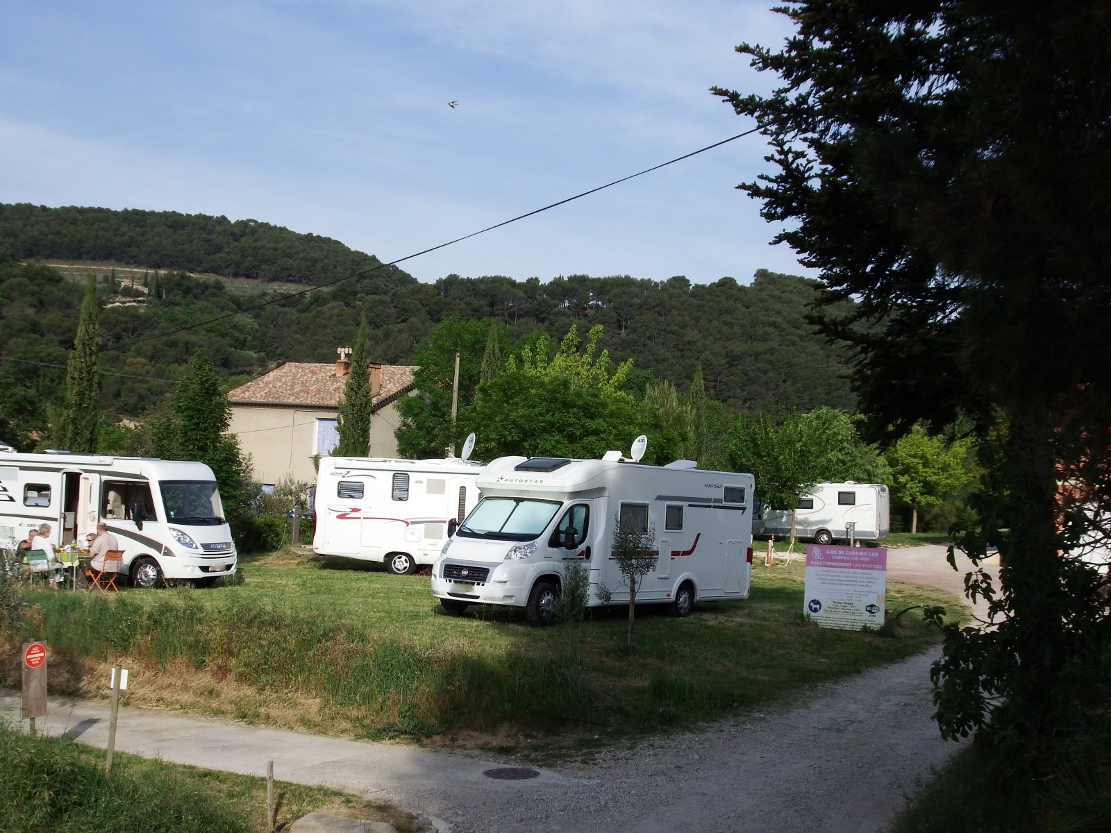 Aire de camping-cars privée du Domaine Rocheville à Nyons - Aire de  service/accueil camping-cars - Site de l'Office de tourisme des Baronnies  en Drôme Provençale