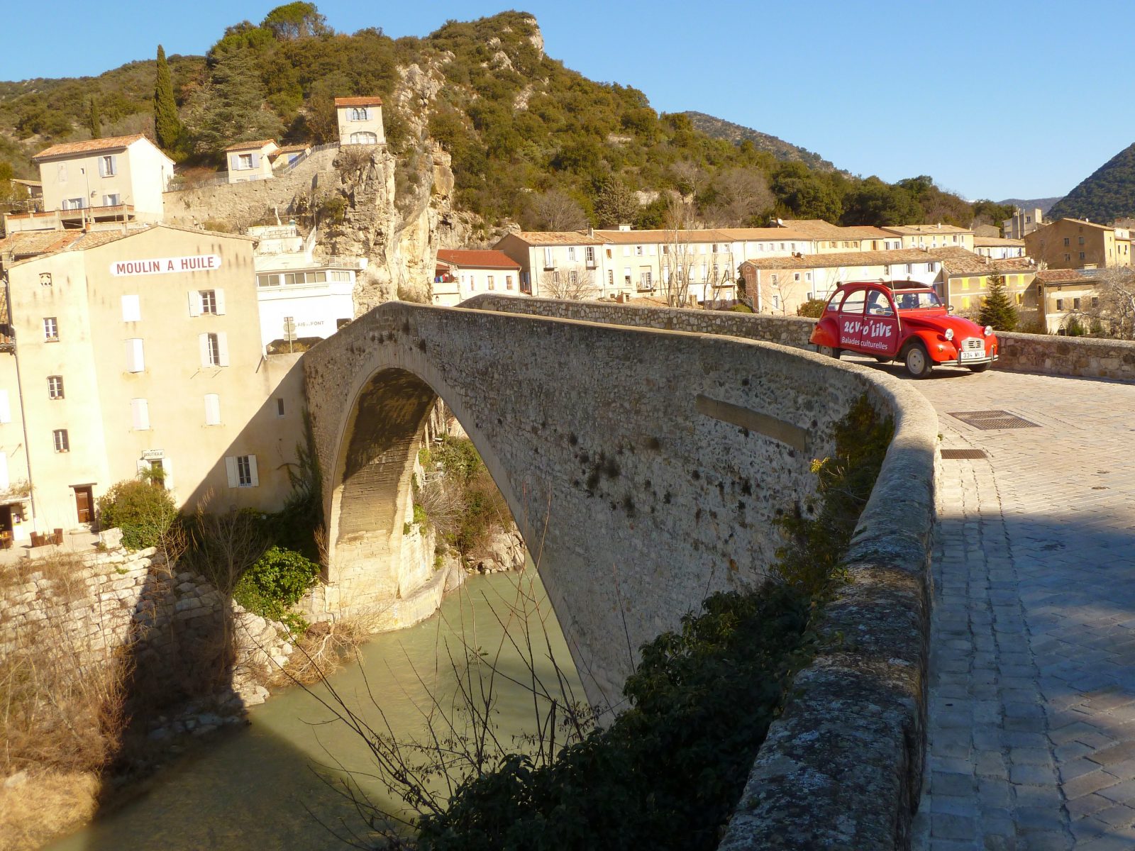 Balade culturelle en 2cv : les grands espaces sauvages à Nyons - Site de  l'Office de tourisme des Baronnies en Drôme Provençale